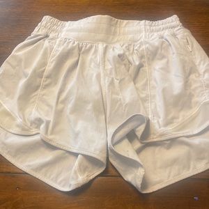 Lululemon low rise 2.5” hotty hot shorts
